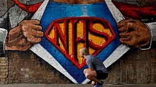 Az egészségügyi dolgozók erőfeszítéseit megköszönő londoni graffitik egyike