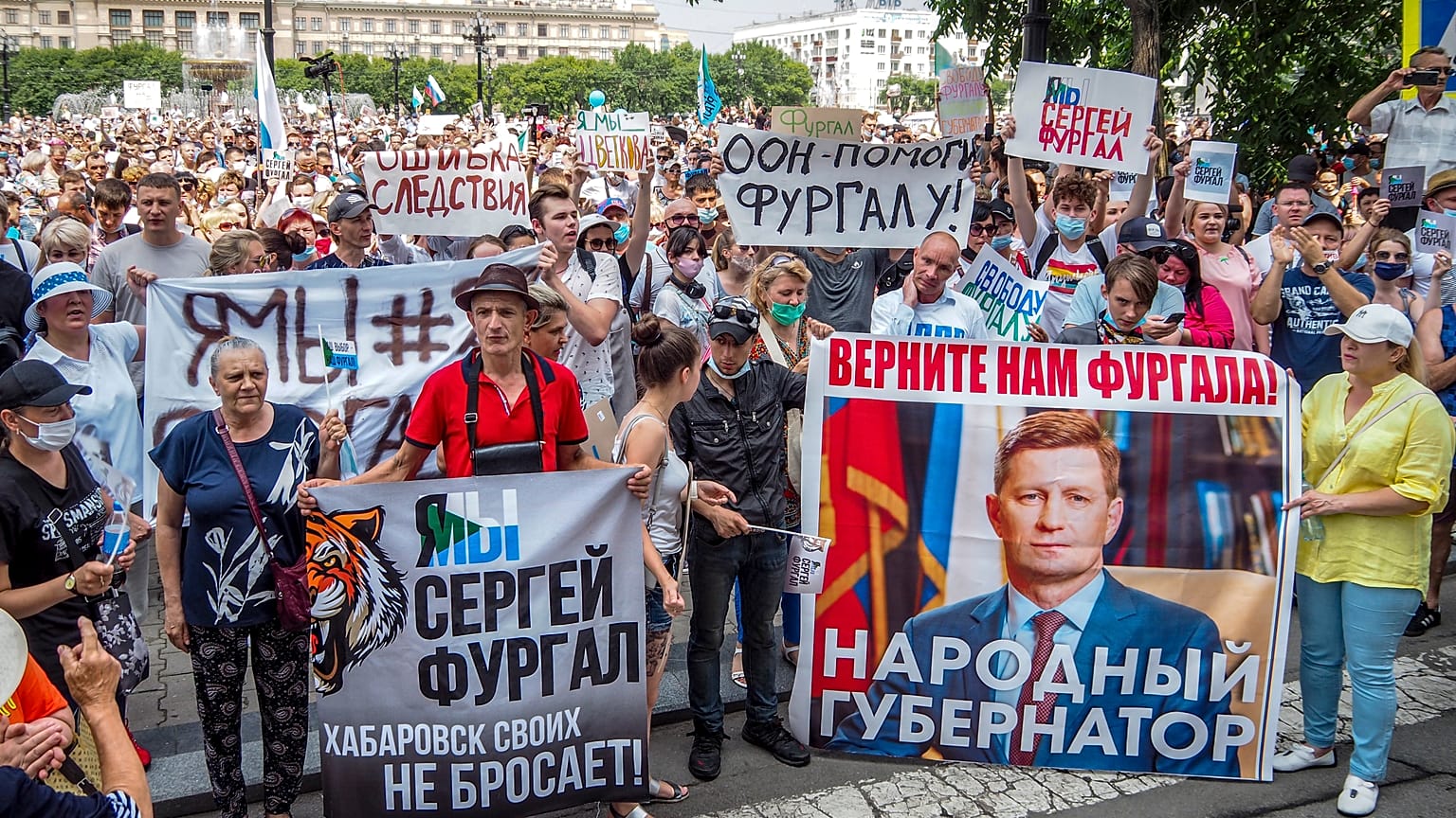 Demonstranten in Chabarowsk, Russland, halten Schilder hoch, auf denen zu lesen ist: "Freiheit für Sergej Furgal, ich bin, wir sind Sergej Furgal".