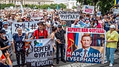 Demonstranten in Chabarowsk, Russland, halten Schilder hoch, auf denen zu lesen ist: "Freiheit für Sergej Furgal, ich bin, wir sind Sergej Furgal".