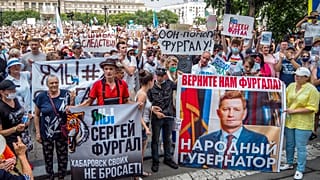 Demonstranten in Chabarowsk, Russland, halten Schilder hoch, auf denen zu lesen ist: "Freiheit für Sergej Furgal, ich bin, wir sind Sergej Furgal".