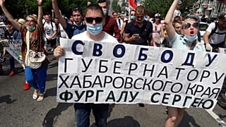 Manifestanti con un cartello in cui c'è scritto "Libertà per il governatore della regione di Khabarovsk, Sergei Furgal" lo scorso 18 luglio