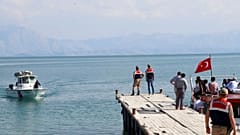 عملیات جستجو در دریاچه وان ترکیه