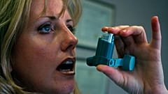 Inhaler kullanan bir hasta