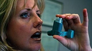 Inhaler kullanan bir hasta