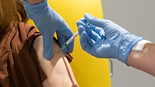 La vacuna experimental de Oxford produce una respuesta inmune frente al coronavirus