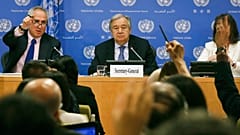 BM Genel Sekreteri Antonio Guterres (ortada), BM Sözcüsü Stephane Dujarric (solda)