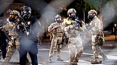 Bundespolizisten gehen gegen "Black Lives Matter"-Demonstranten in Portland vor.
