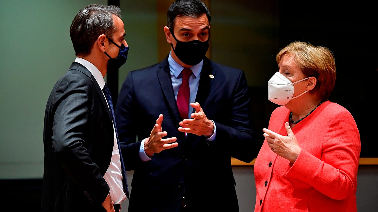 Kyriakos Mitsotakis. Pedro Sánchez y Angela Merkel  hablando en la Cumbre de Bruselas