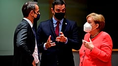 Kyriakos Mitsotakis. Pedro Sánchez y Angela Merkel  hablando en la Cumbre de Bruselas