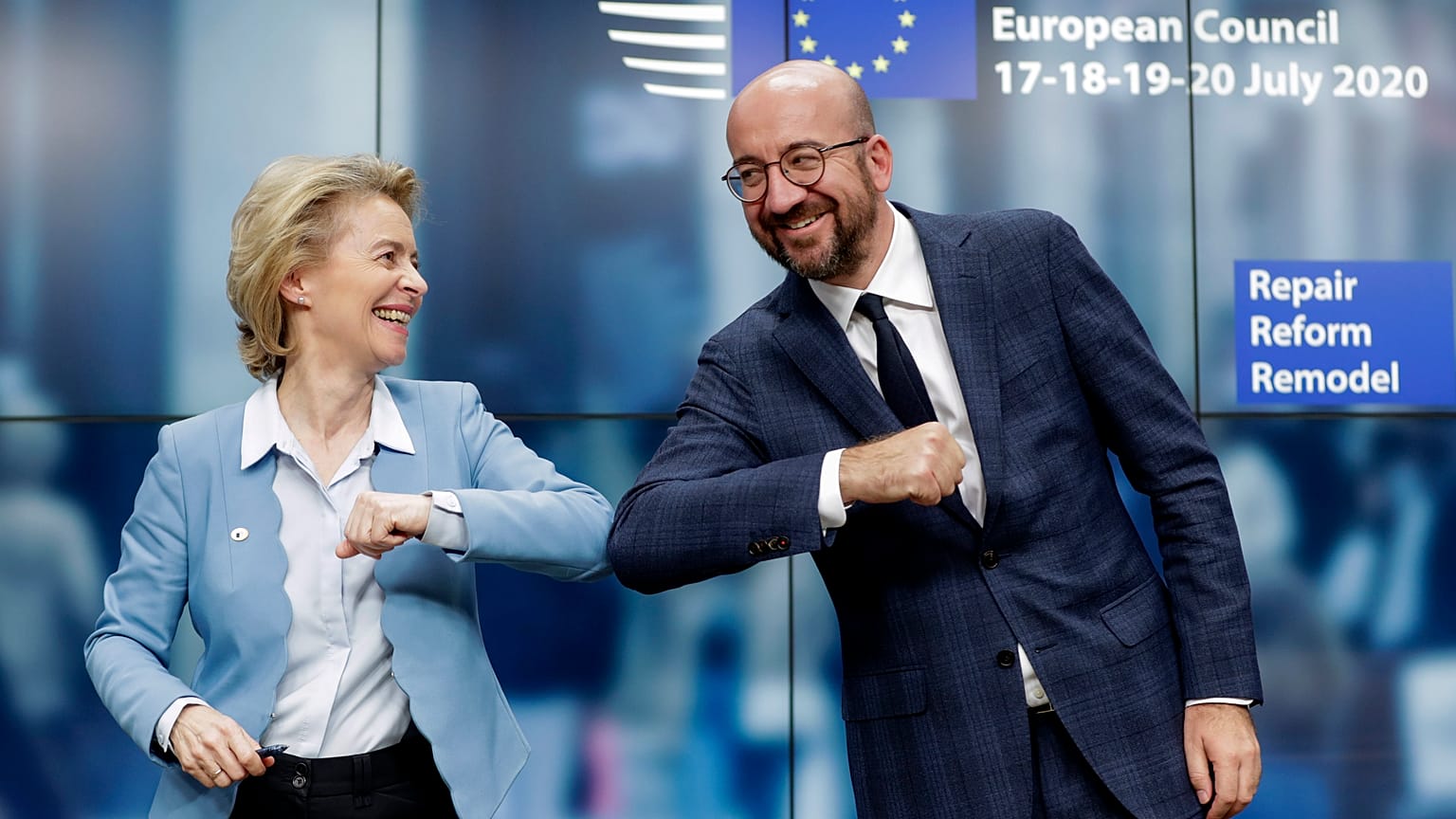 La presidenta de la Comisión Europea y el presidente del Consejo Europeo felicitándose tras el acuerdo e