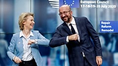 La presidenta de la Comisión Europea y el presidente del Consejo Europeo felicitándose tras el acuerdo e