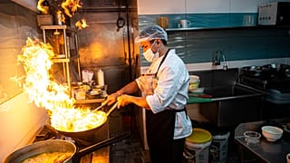 Un cocinero trabaja en un restaurante de Perú