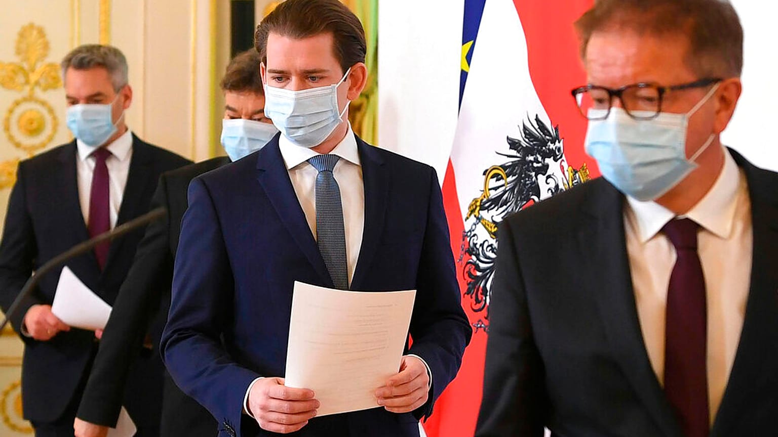 Péntektől újra kötelező a maszk Ausztriában 