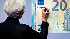 Η πρόεδρος της ΕΚΤ, Κρ. Λαγκάρντ, υπογράφει πίνακα-χαρτονόμισμα