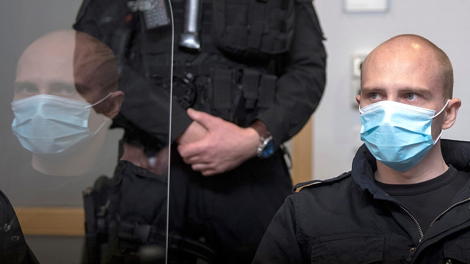 L'accusé Stephan Balliet siège dans la salle d'audience du tribunal régional au début du procès à Magdebourg, en Allemagne, le mardi 21 juillet 2020. 