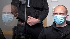 L'accusé Stephan Balliet siège dans la salle d'audience du tribunal régional au début du procès à Magdebourg, en Allemagne, le mardi 21 juillet 2020. 