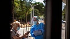 Una mujer es atentida en un hospital de L'Hospitalet, Cataluña, España