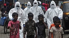 Hindistan'ın Mumbai kentinde Covid-19 testi yapmak için bir semte giden sağlık görevlileri