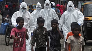 Hindistan'ın Mumbai kentinde Covid-19 testi yapmak için bir semte giden sağlık görevlileri
