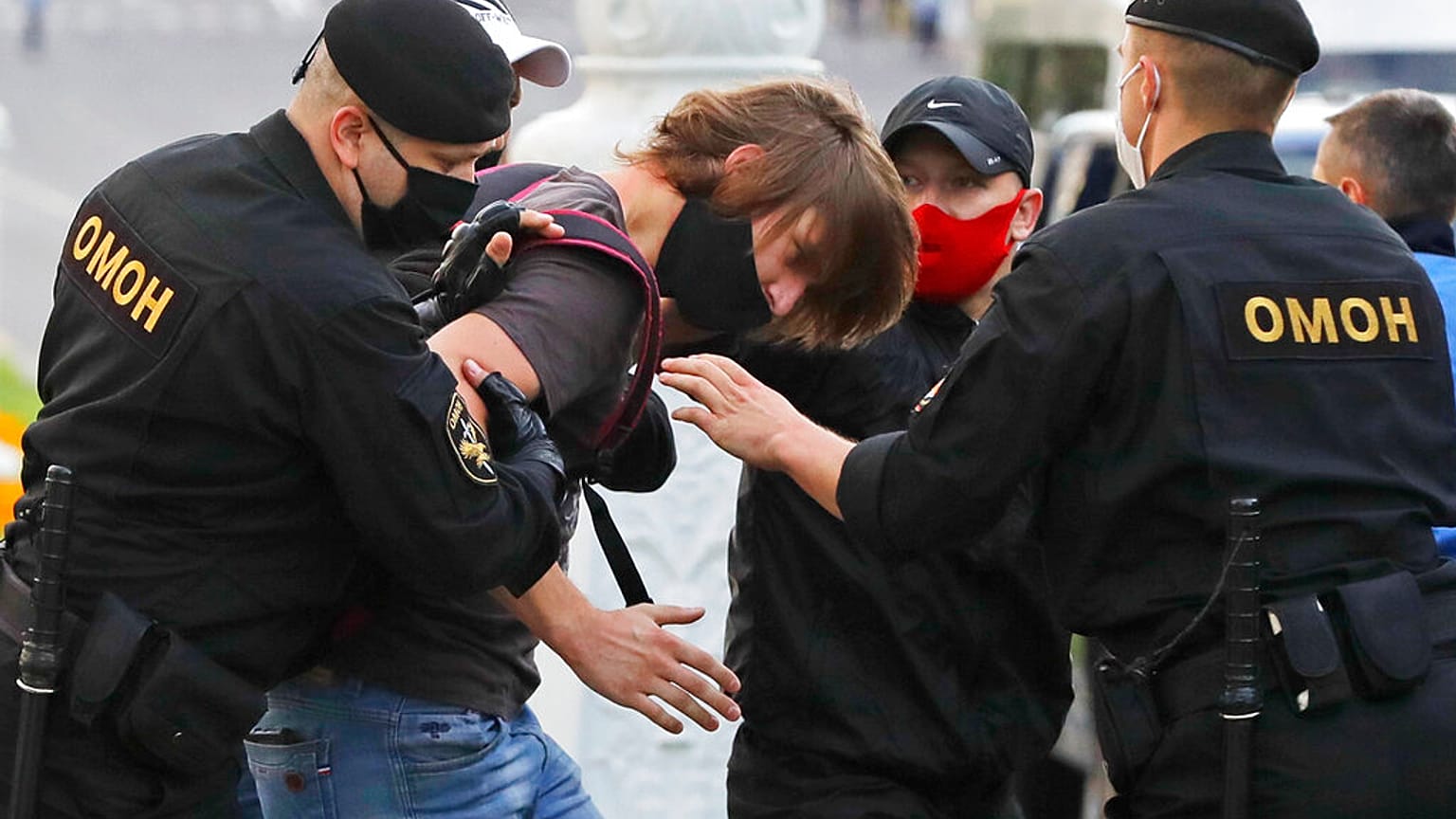 Az ellenzéki elnökjelöltek elutasítása ellen demonstrálók őrizetbe vétele, Minszk, 2014. július 14.