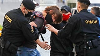 Az ellenzéki elnökjelöltek elutasítása ellen demonstrálók őrizetbe vétele, Minszk, 2014. július 14.