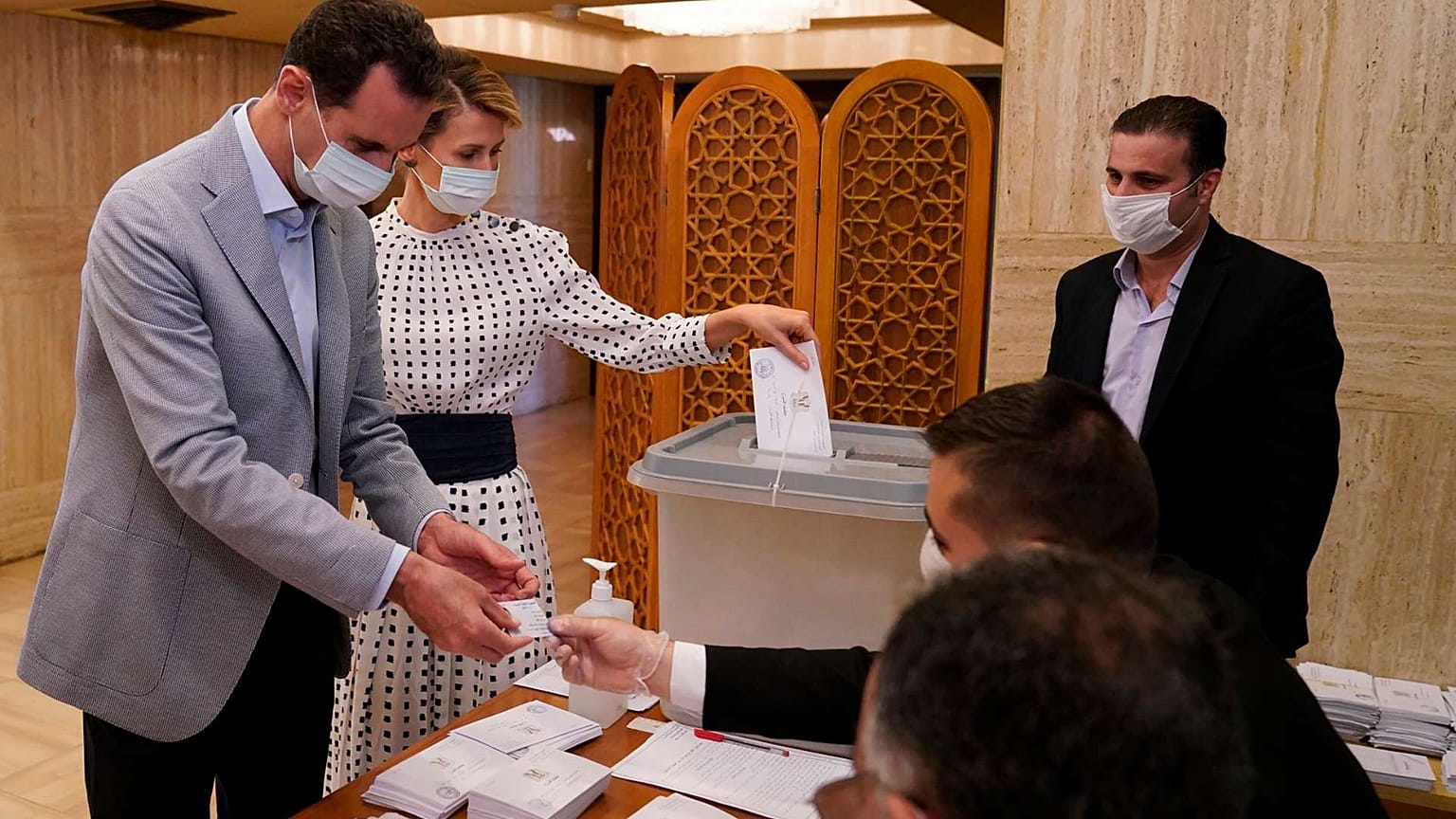 الرئيس السوري بشار الأسد وزوجته أسماء يصوتان في مركز اقتراع في الانتخابات البرلمانية في دمشق، سوريا الأحد 19 يوليو 2020.