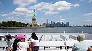 Finalmente i turisti alla Statua della Libertà!