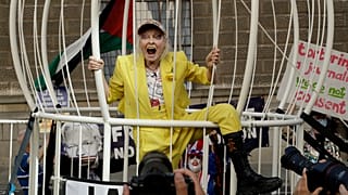 Vivienne Westwood im Vogelkäfig