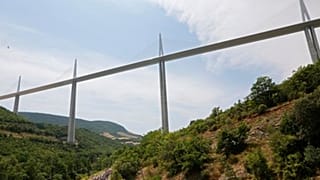 Fransa: 50 metre yükseklikteki viyadükten atlayan 64 yaşındaki kişi sağ kurtuldu
