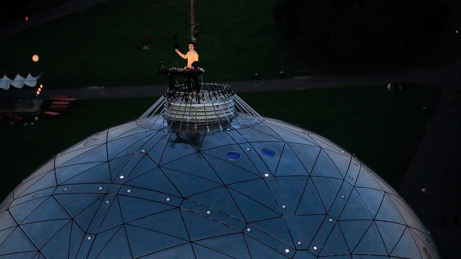 Corona-Konzert in Brüssel: DJ auf der Spitze des Atomiums