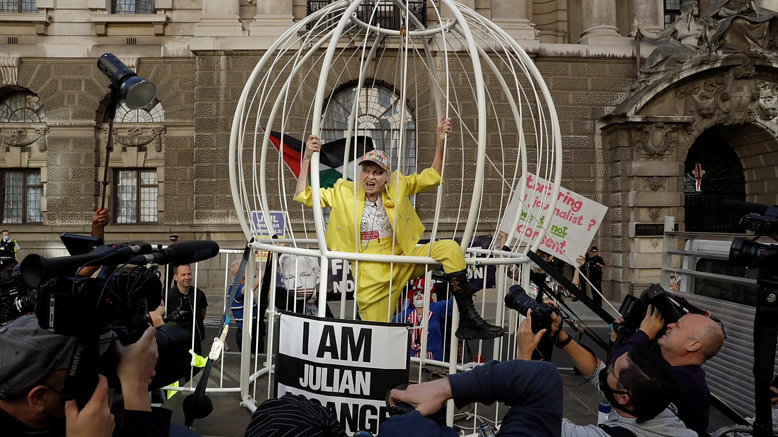 Vivienne Westwood se enjaula en Londres