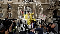 Vivienne Westwood se enjaula en Londres