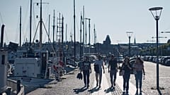 Varias personas caminan por el puerto de Estocolmo