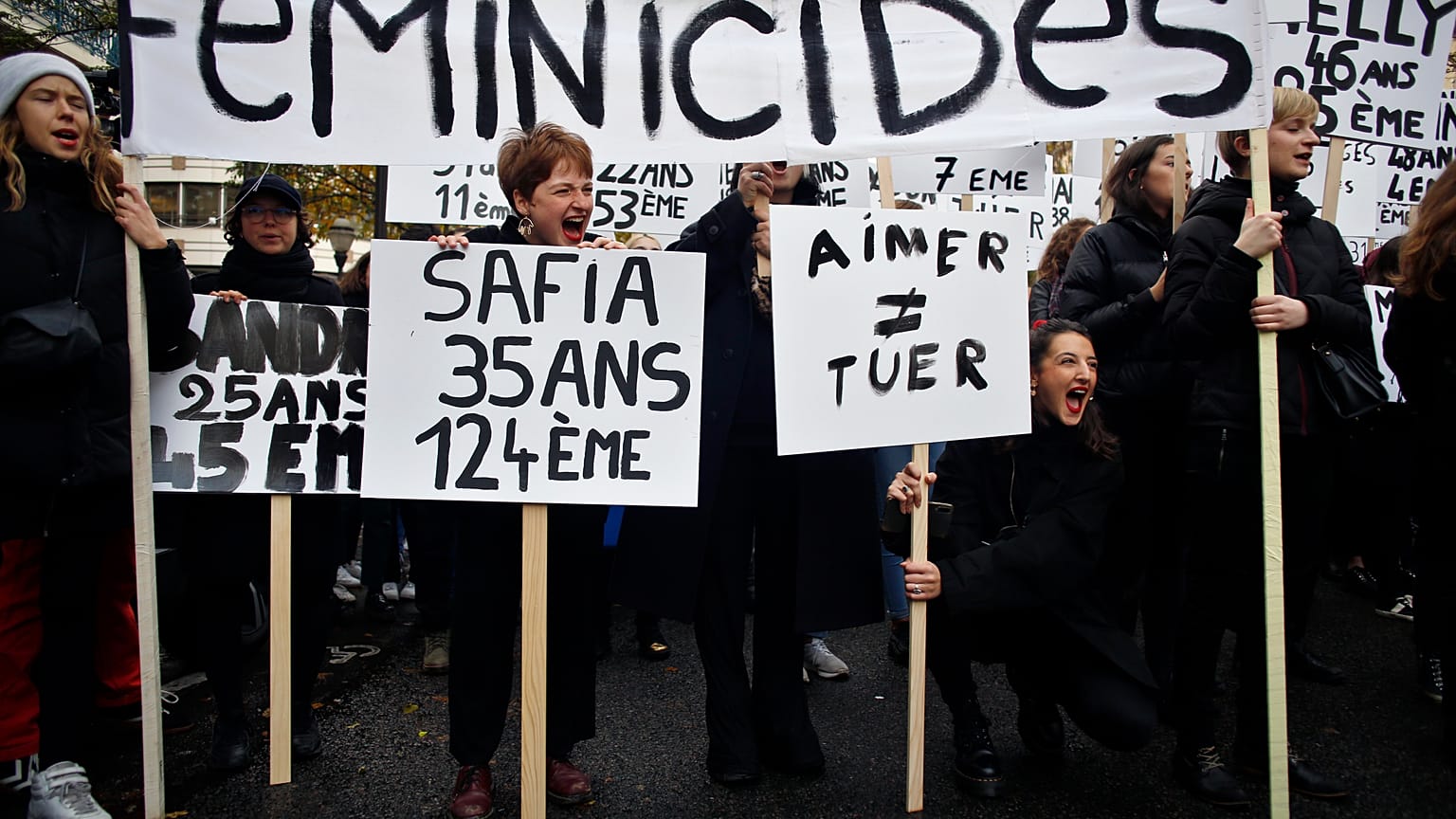 Manifestazione in Francia per protestare contro i femminicidi 