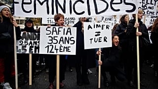Manifestazione in Francia per protestare contro i femminicidi 