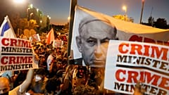 شاهد: من أمام منزله في القدس ..متظاهرون يطالبون باستقالة نتنياهو