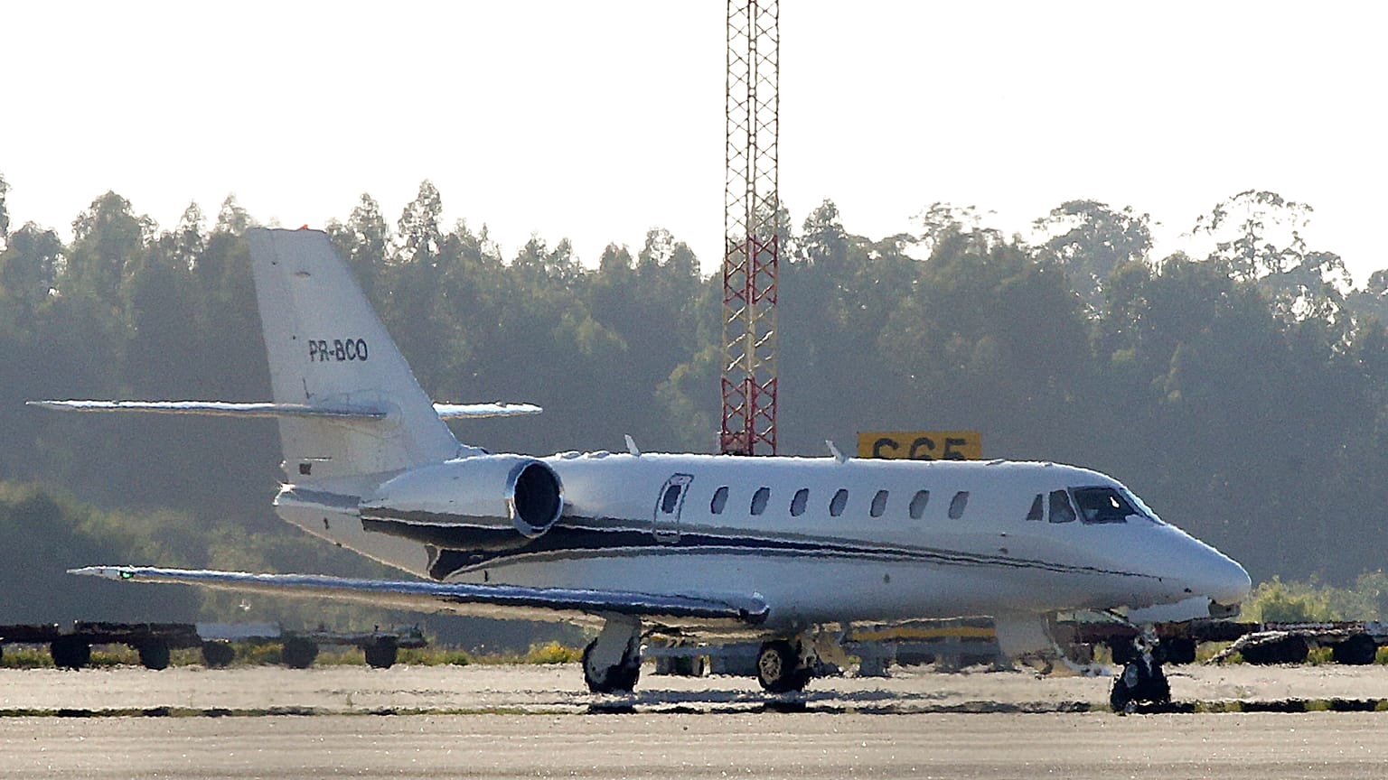 Illustration - Le jet privé du brésilien Neymar sur le tarmac de l'aéroport Francisco Sa Carneiro près de Porto au Portugal le 02 août 2017