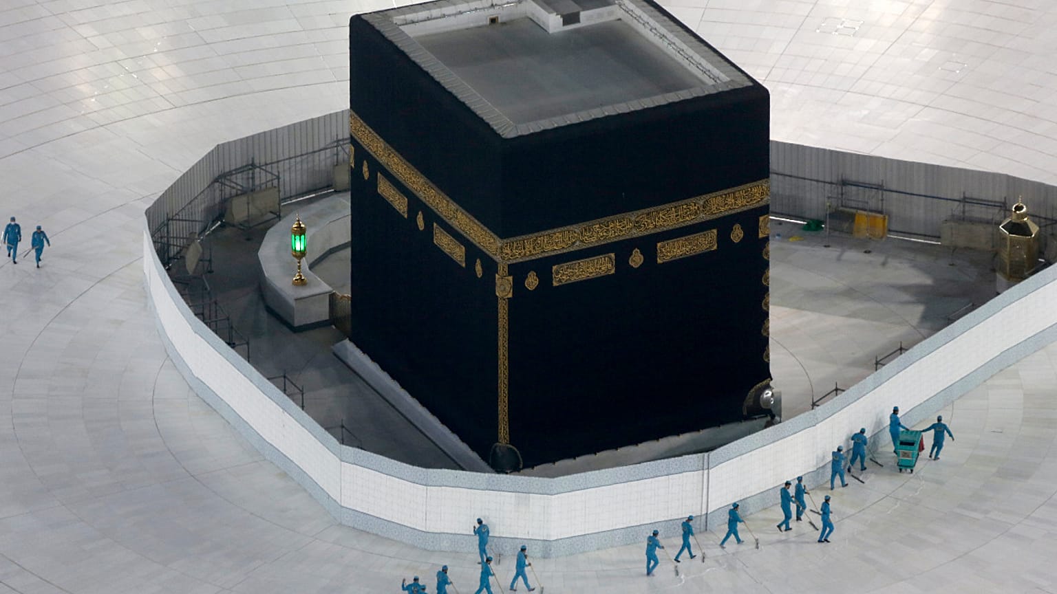 عمال يطهرون الأرض حول الكعبة، مكة المكرمة المملكة السعودية. 