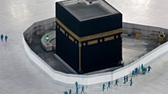 عمال يطهرون الأرض حول الكعبة، مكة المكرمة المملكة السعودية. 