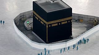 عمال يطهرون الأرض حول الكعبة، مكة المكرمة المملكة السعودية.
