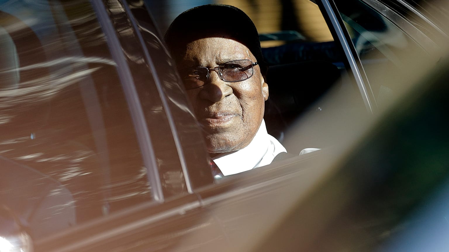 Le 1er juillet 2013, Andrew Mlangeni, camarade de prison de Nelson Mandela, rend visite à l'ancien président sud-africain à l'hôpital de de Pretoria, en Afrique du Sud.