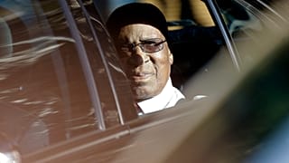 Le 1er juillet 2013, Andrew Mlangeni, camarade de prison de Nelson Mandela, rend visite à l'ancien président sud-africain à l'hôpital de de Pretoria, en Afrique du Sud.