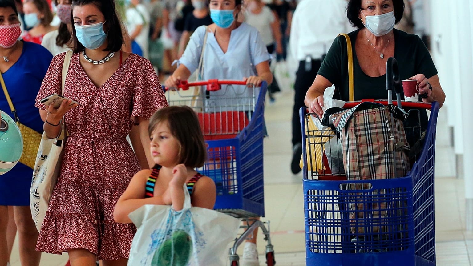 Des cliens portent le masque dans un supermarché à Anglet dans le sud-ouest de la France, le 20 juillet 2020