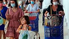 Des cliens portent le masque dans un supermarché à Anglet dans le sud-ouest de la France, le 20 juillet 2020