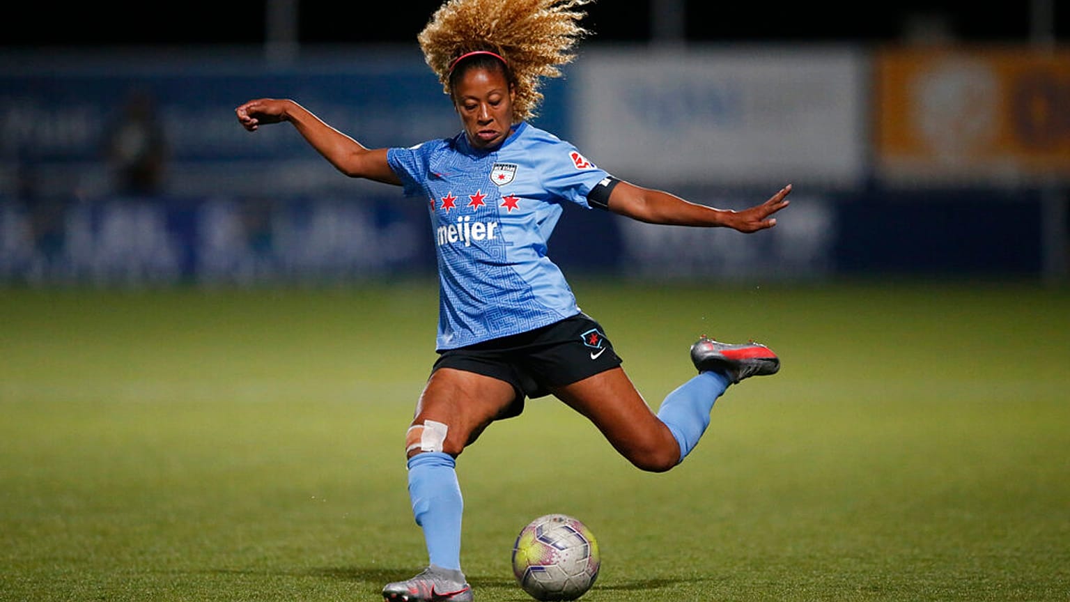 Casey Short, a Chicago Red Stars védője lövésre készül