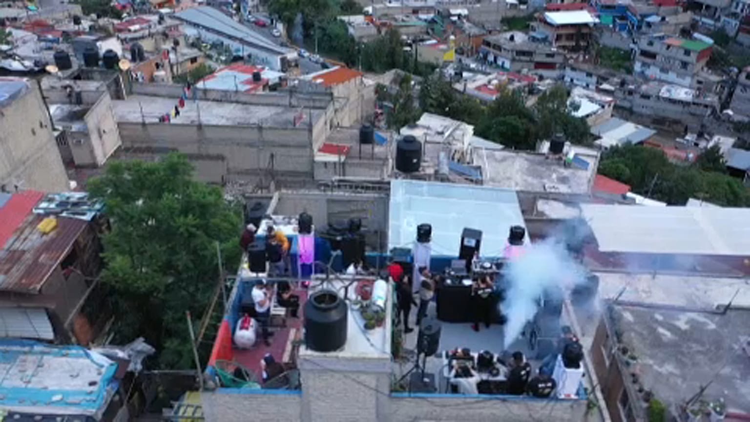 Háztetődiszkó a mexikói Naucalpan településen