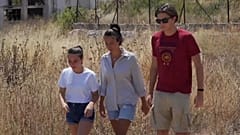 Tre giovani sopravvissuti agli incendi in Grecia del 2018. 