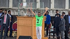  يلوح رئيس الوزراء الإثيوبي آبي أحمد للجمهور في ميدان في العاصمة أديس أبابا، إثيوبيا، السبت 23 يونيو 2018