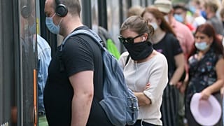Gente portando máscaras mientras se desplazan en Viena