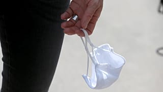 Mann mit Maske (in der Hand) in Wien